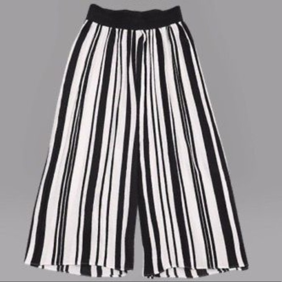 New For New Tiered Flounce Striped Pants. - Picture 1 of 3